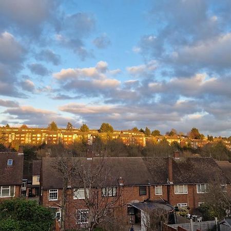 5Min Drive To Luton Airport, 2 Train Stations & Motorway - Free Parking - Late Check Out 11Am - Quiet & Peaceful Location With A Relaxing Garden - Only 25Min Drive To North London - Free Wifi Appartement Buitenkant foto
