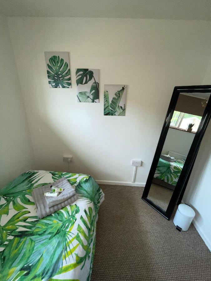 5Min Drive To Luton Airport, 2 Train Stations & Motorway - Free Parking - Late Check Out 11Am - Quiet & Peaceful Location With A Relaxing Garden - Only 25Min Drive To North London - Free Wifi Appartement Buitenkant foto