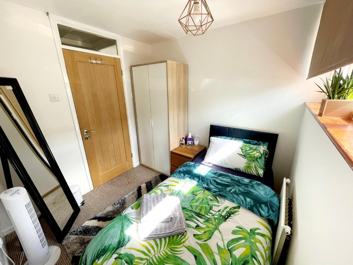 5Min Drive To Luton Airport, 2 Train Stations & Motorway - Free Parking - Late Check Out 11Am - Quiet & Peaceful Location With A Relaxing Garden - Only 25Min Drive To North London - Free Wifi Appartement Buitenkant foto