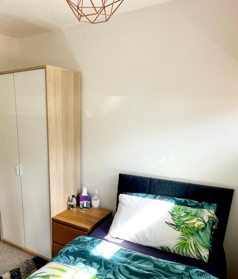 5Min Drive To Luton Airport, 2 Train Stations & Motorway - Free Parking - Late Check Out 11Am - Quiet & Peaceful Location With A Relaxing Garden - Only 25Min Drive To North London - Free Wifi Appartement Buitenkant foto