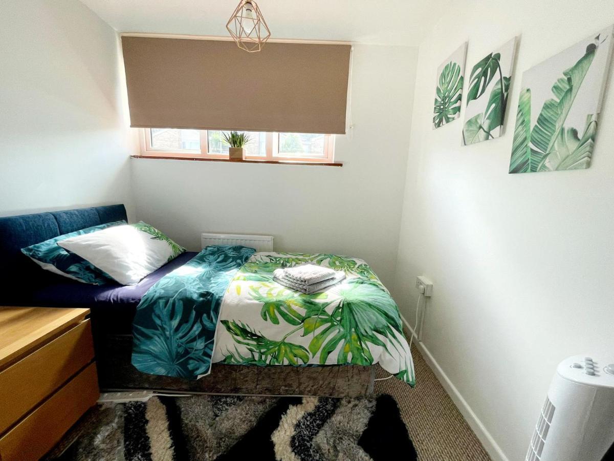 5Min Drive To Luton Airport, 2 Train Stations & Motorway - Free Parking - Late Check Out 11Am - Quiet & Peaceful Location With A Relaxing Garden - Only 25Min Drive To North London - Free Wifi Appartement Buitenkant foto