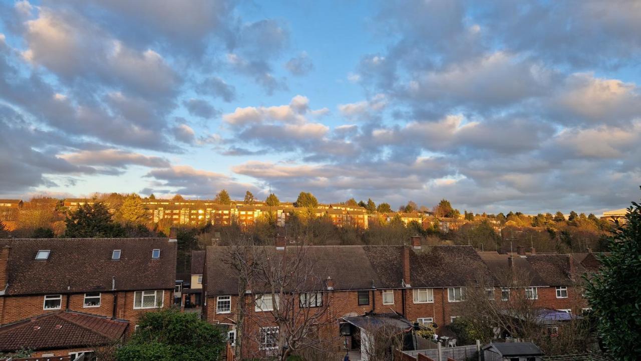 5Min Drive To Luton Airport, 2 Train Stations & Motorway - Free Parking - Late Check Out 11Am - Quiet & Peaceful Location With A Relaxing Garden - Only 25Min Drive To North London - Free Wifi Appartement Buitenkant foto